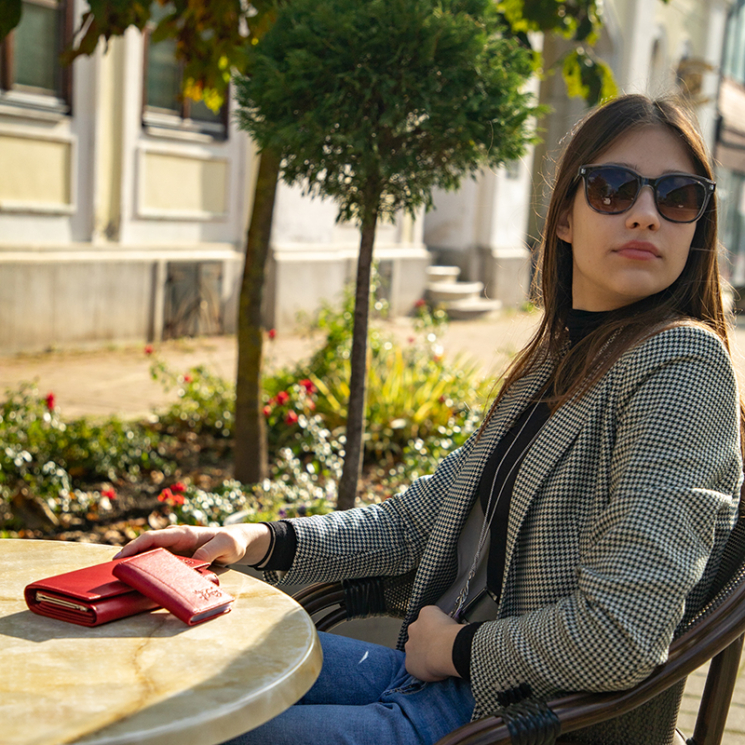 Valódi bőr pénztárca piros színben RFID rendszerrel díszdobozban