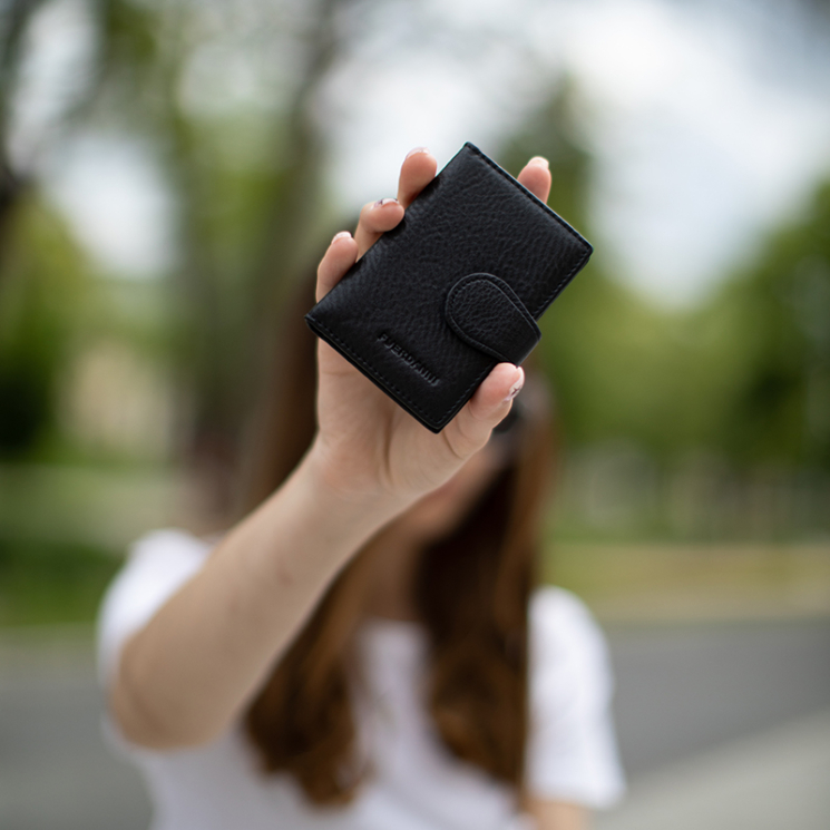 Valódi bőr kártyatartó fekete színben