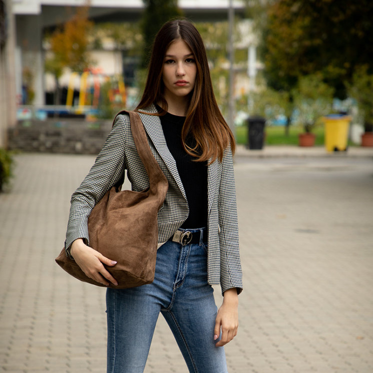 Valódi velúrbőr női táska sötét taupe színben