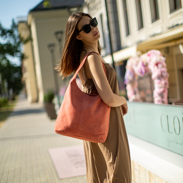 Valódi velúrbőr női táska puder színben