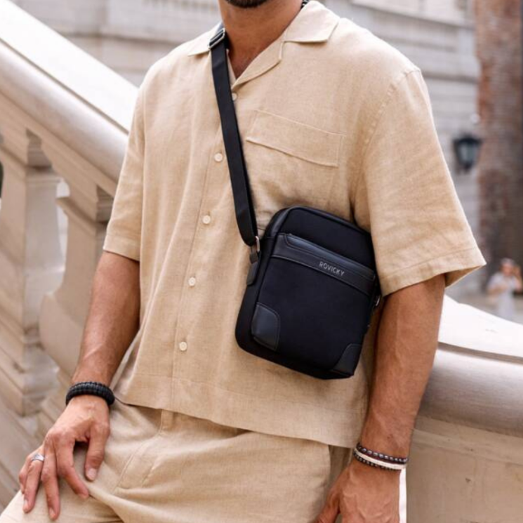 Stílusos férfi oldaltáska fekete színben