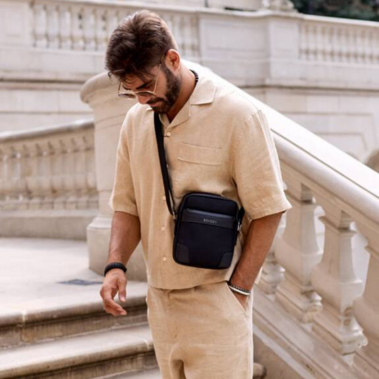 Stílusos férfi oldaltáska fekete színben