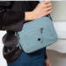 Praktikus női oldaltáska farmerkék színben